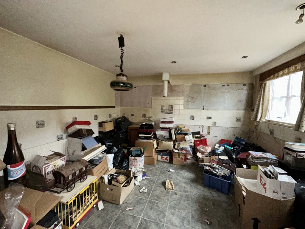 Lot: 145 - THREE-BEDROOM OLD SCHOOL UNIT WITH POTENTIAL - Kitchen Space